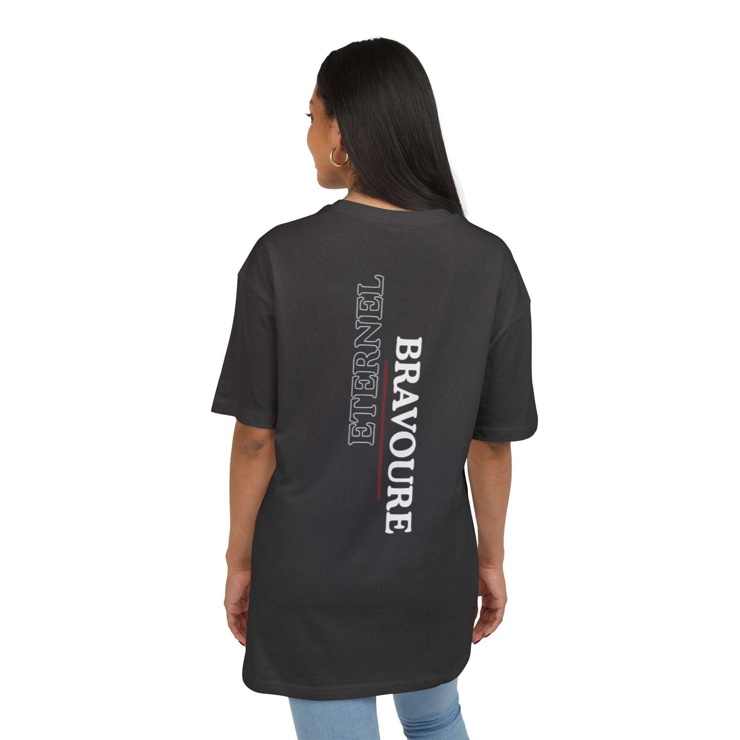 Tee-shirt noir VALOR – Bravoure Éternelle avec texte vertical blanc et rouge, symbole de courage et persistance.