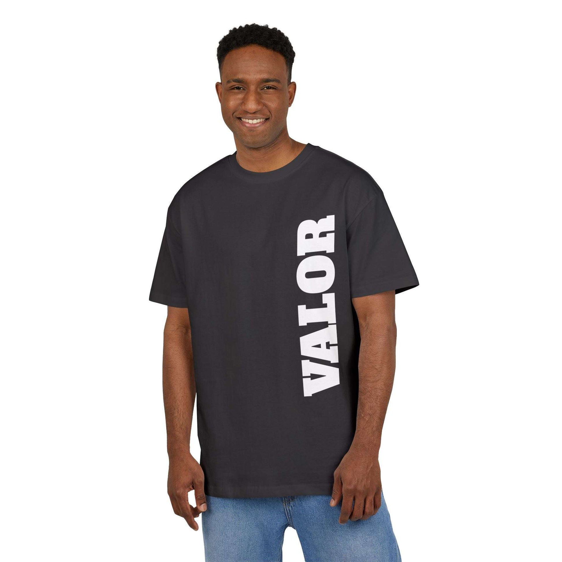 Tee shirt Oversize VALOR – Ascension noir porter par un sportif