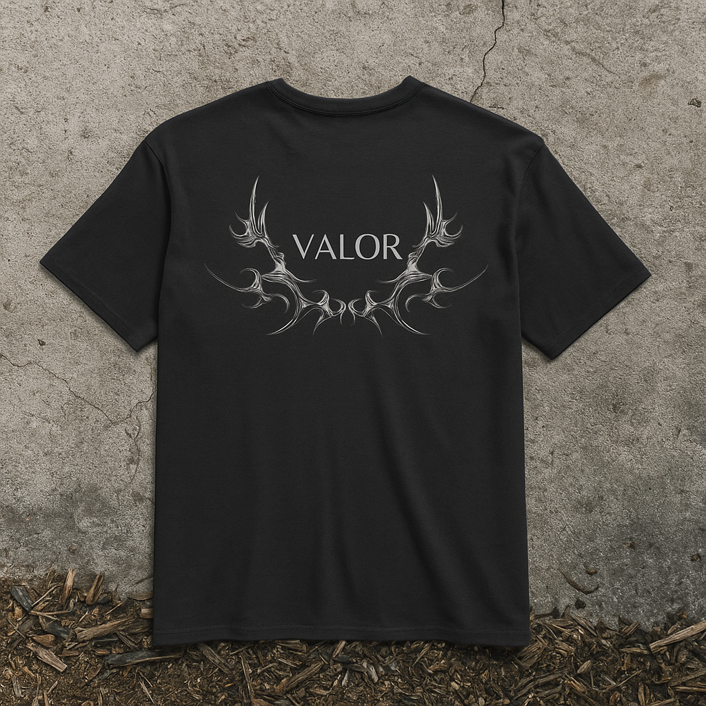 T-shirt VALOR – Dominion noir en coton premium avec design tribal métallique autour du logo VALOR, symbole de leadership et puissance.