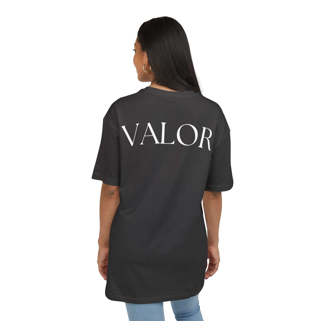 Femme portant un tee shirt oversize musculation VALOR "Gratitude Overflow" inspiré du fitness et sports de combat.