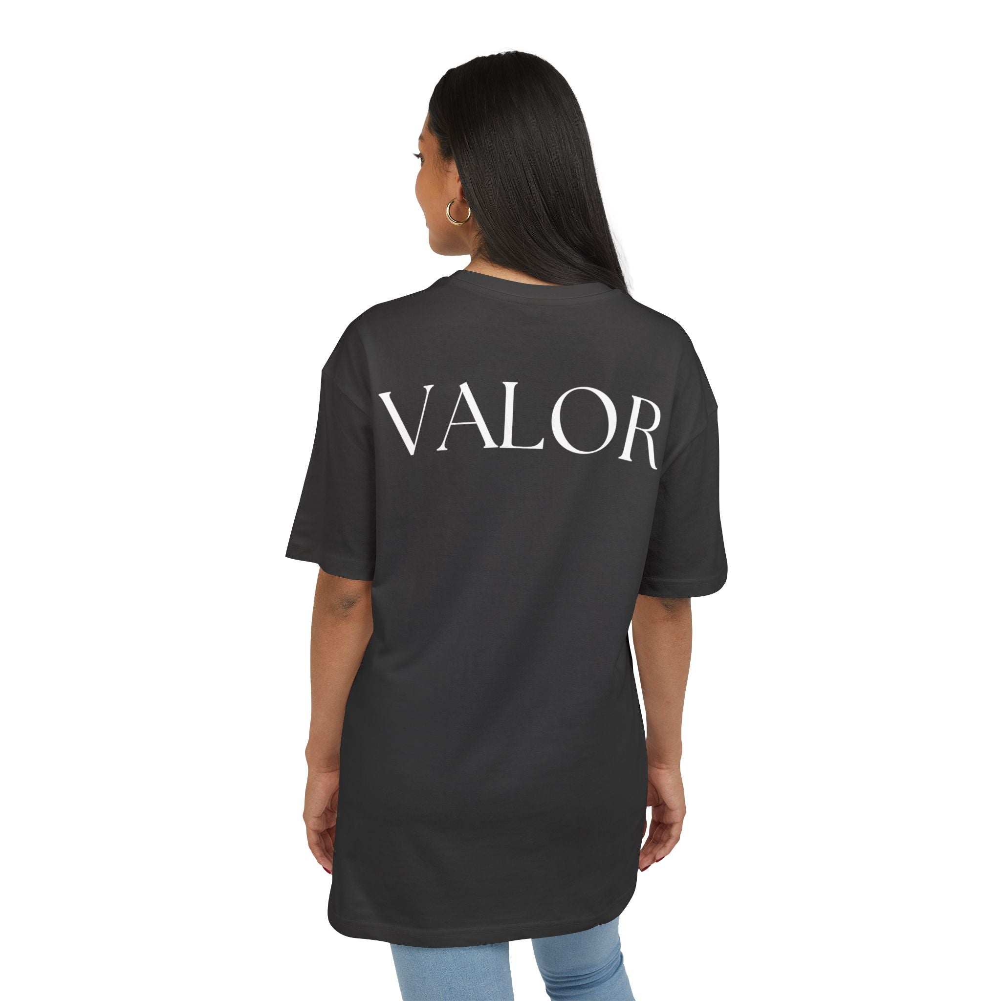 Femme portant un tee shirt oversize musculation VALOR "Gratitude Overflow" inspiré du fitness et sports de combat.