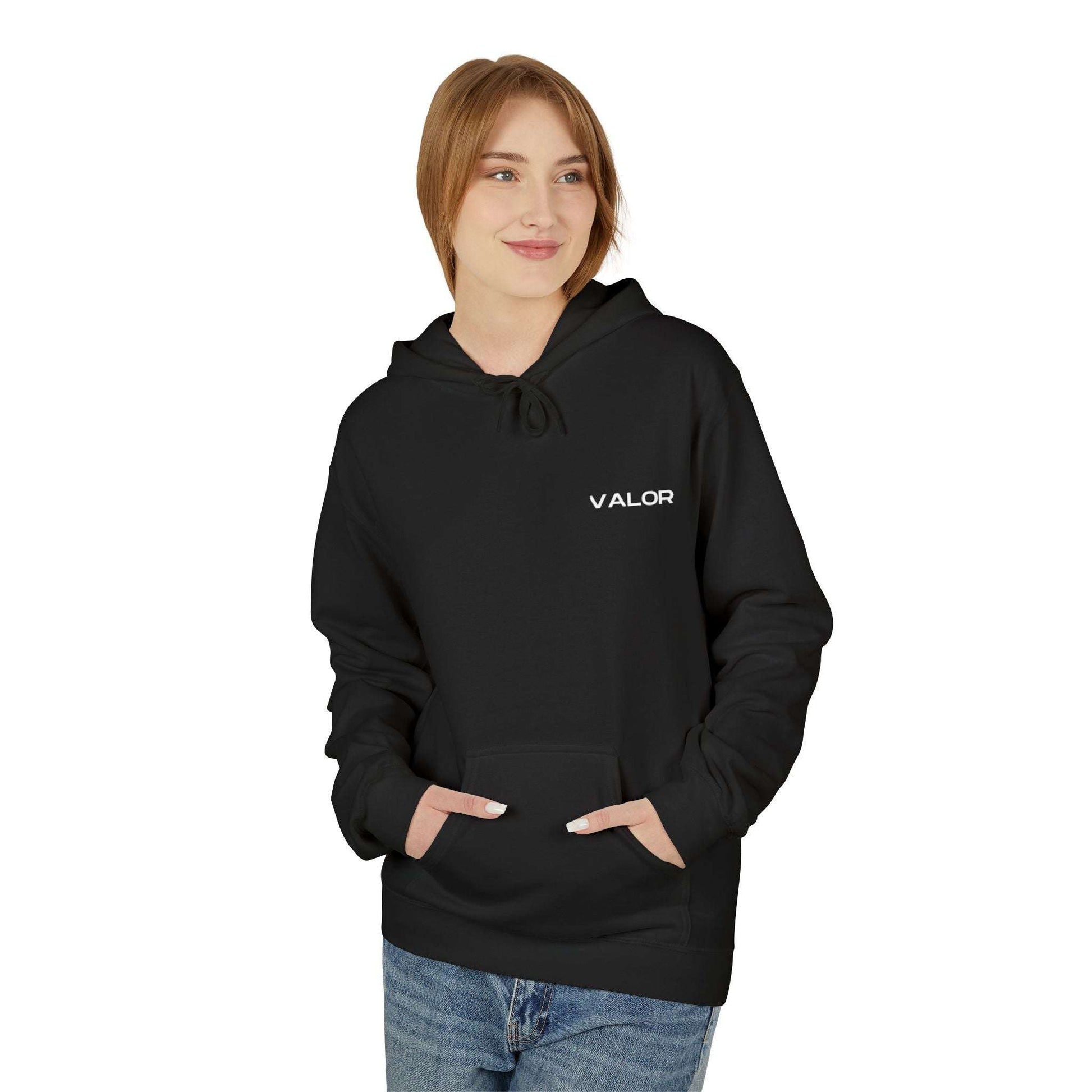 Hoodies VALOR – Runic Circle noir a capuche porter par un sportif