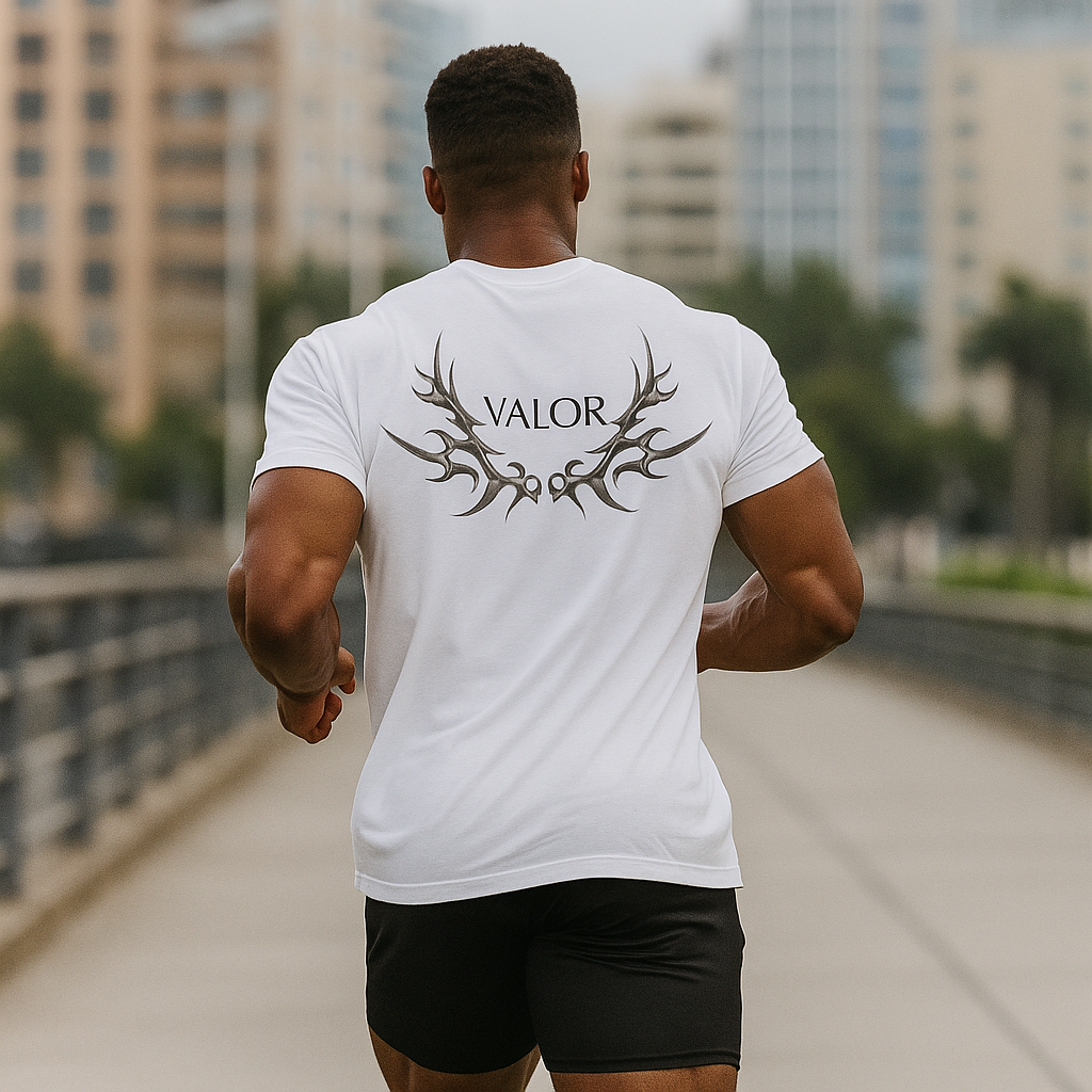 T-shirt VALOR – Dominion blanc en coton premium avec design tribal métallique autour du logo VALOR, symbole de leadership et puissance.