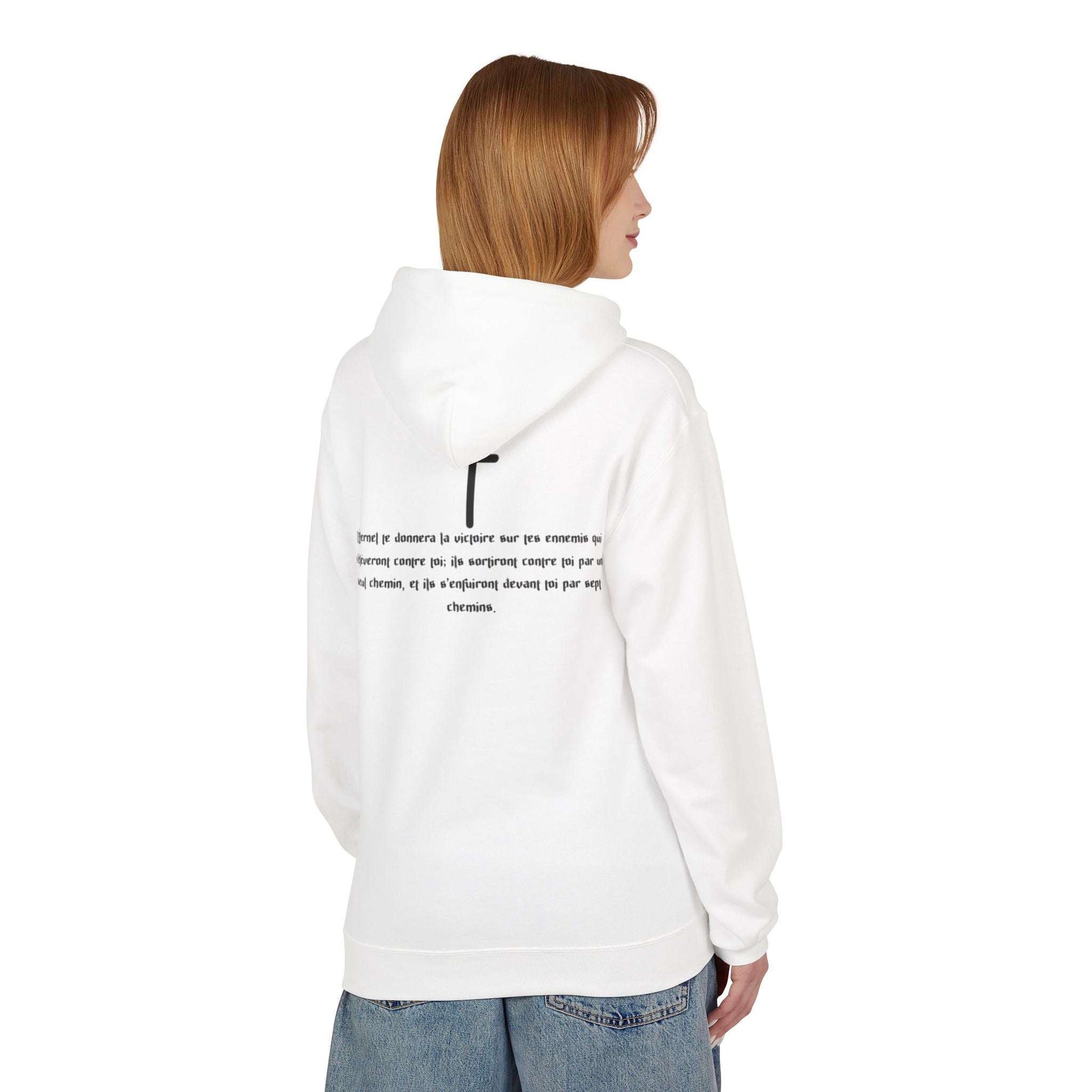 Hoodie blanc VALOR porté dans un look streetwear