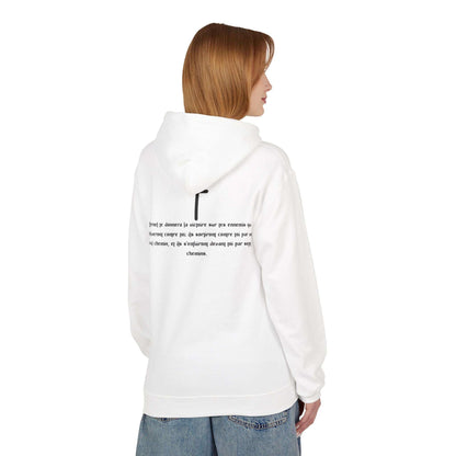 Hoodie blanc VALOR porté dans un look streetwear
