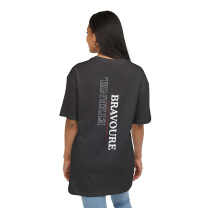 Tee-shirt noir VALOR – Bravoure Éternelle avec texte vertical blanc et rouge, symbole de courage et persistance.