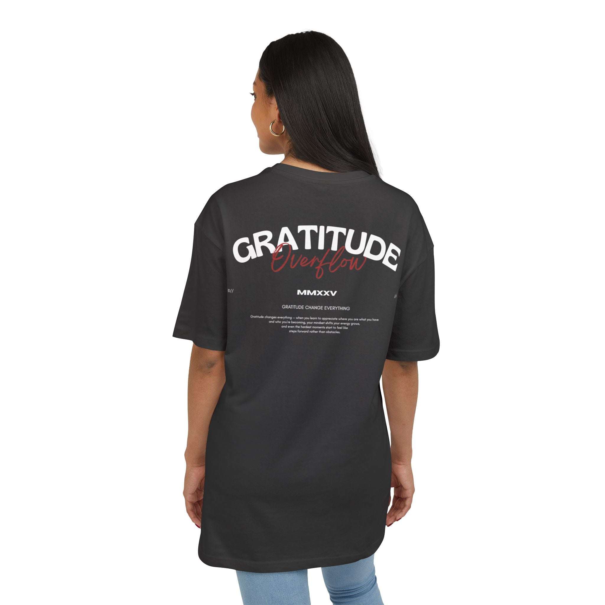 Femme portant un tee shirt oversize musculation VALOR "Gratitude Overflow" avec message arrière inspirant fitness et sports de combat