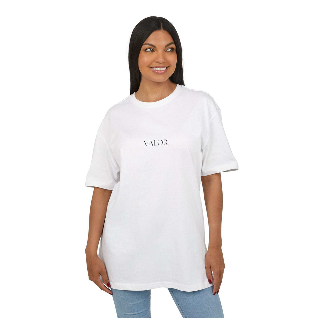 Femme portant un tee shirt oversize musculation VALOR "Gratitude Overflow" inspiré du fitness et sports de combat.