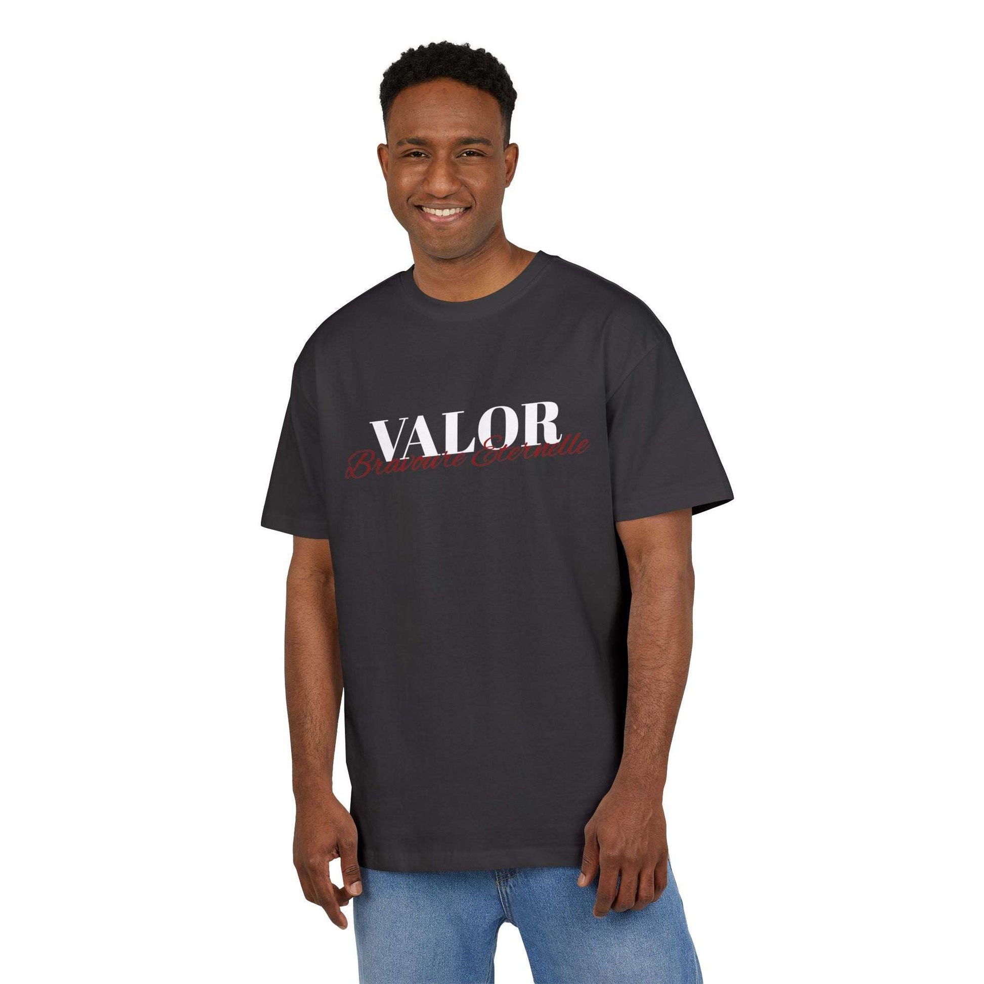 Tee shirt oversize VALOR – Bravoure Éternelle noir porter par un sportif