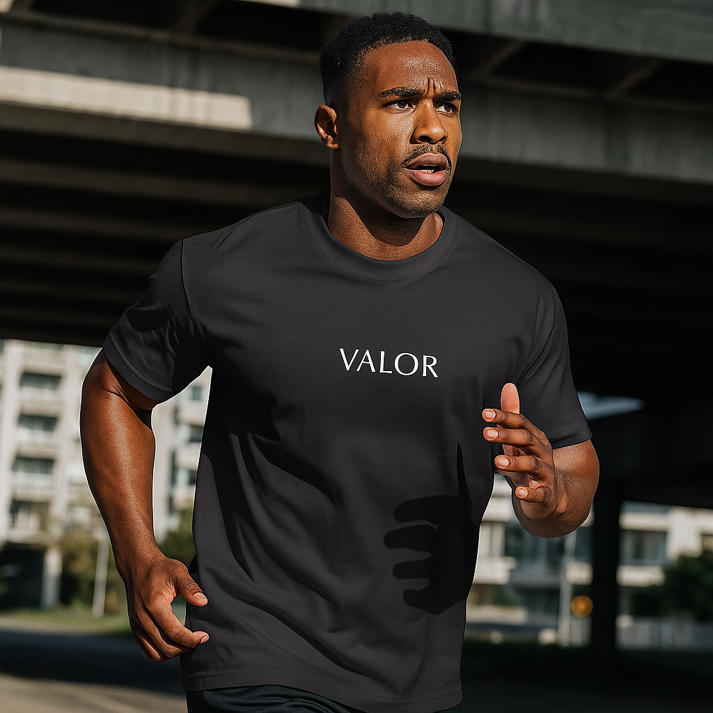 T-shirt noir VALOR – Essential avec logo centré en typographie fine, coupe droite en coton doux, style sobre et élégant.