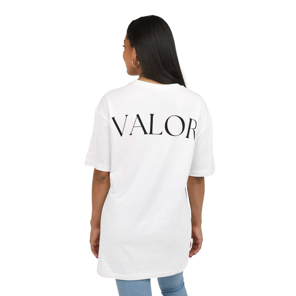 Femme portant un tee shirt oversize musculation VALOR "Gratitude Overflow" inspiré du fitness et sports de combat.