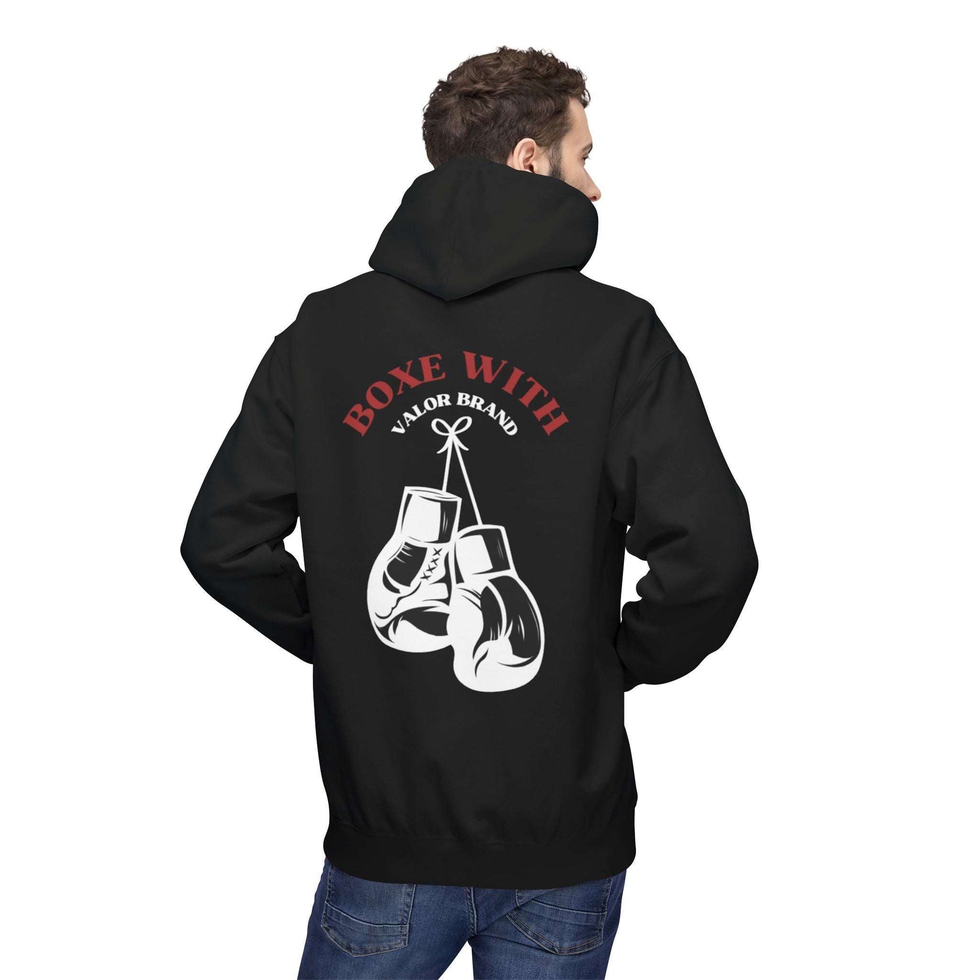 Pull a capuche VALOR – Boxing Spirit noir porter par un sportif