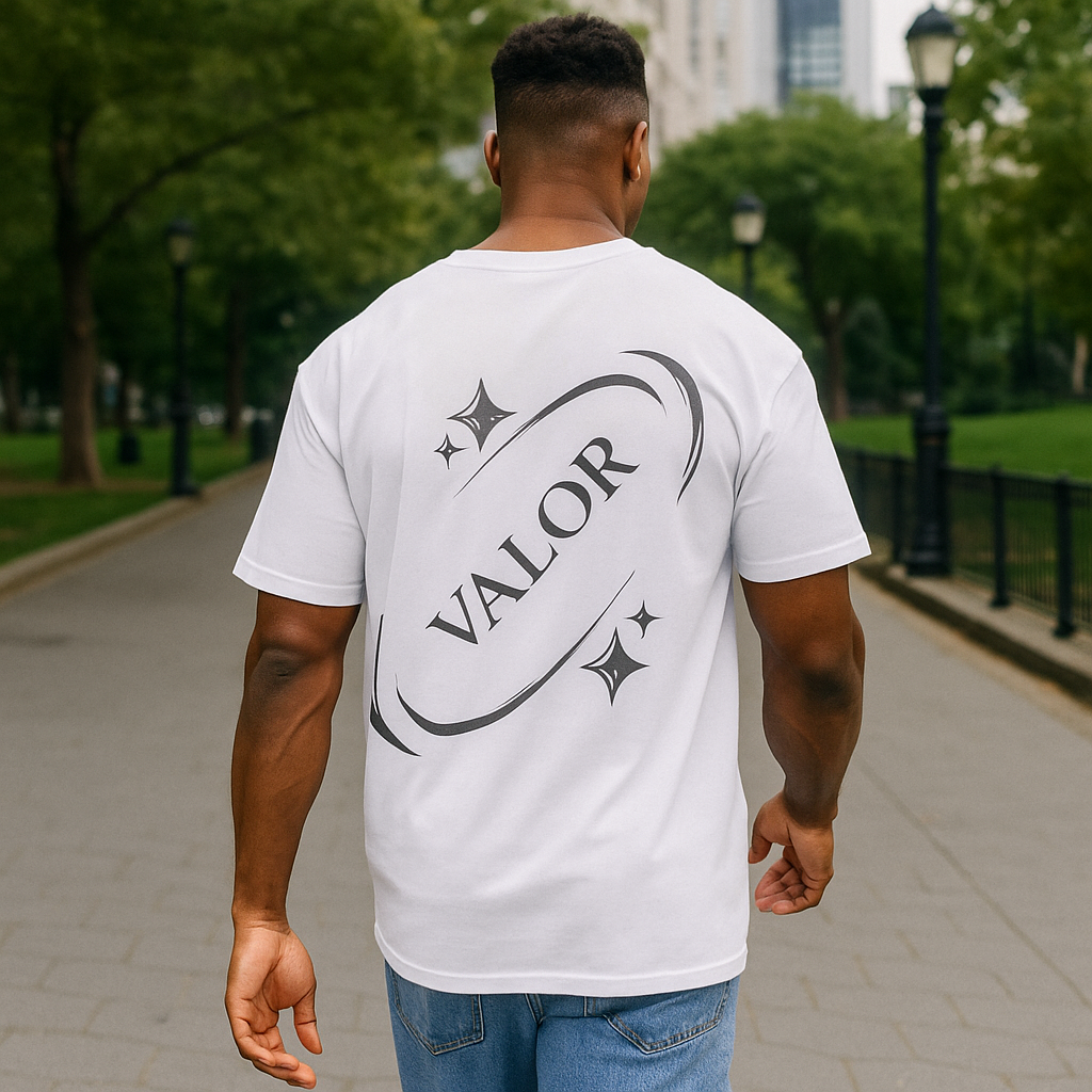 T-shirt blanc VALOR – Signature avec logo métallique au dos refletissant la détermination et fierté, en coton premium doux et durable