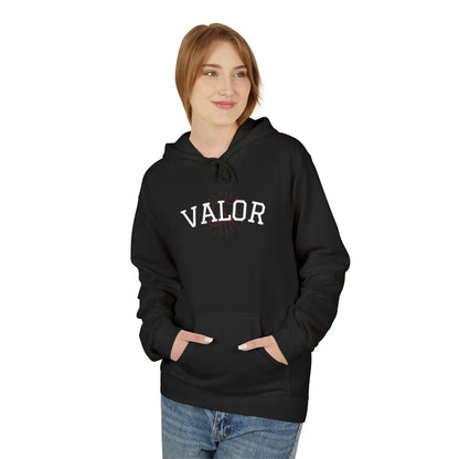 Pull a capuche VALOR – Essential Drop noir porter par un sportif