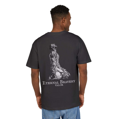 Tee shirt oversize VALOR – Bravoure Éternelle noir porter par un sportif