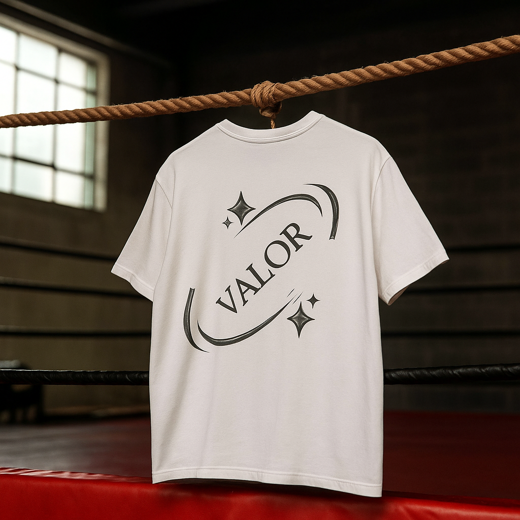 T-shirt blanc VALOR – Signature avec logo métallique au dos refletissant la détermination et fierté, en coton premium doux et durable