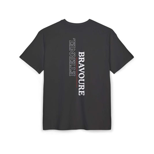 Tee-shirt noir VALOR – Bravoure Éternelle avec texte vertical blanc et rouge, symbole de courage et persistance.