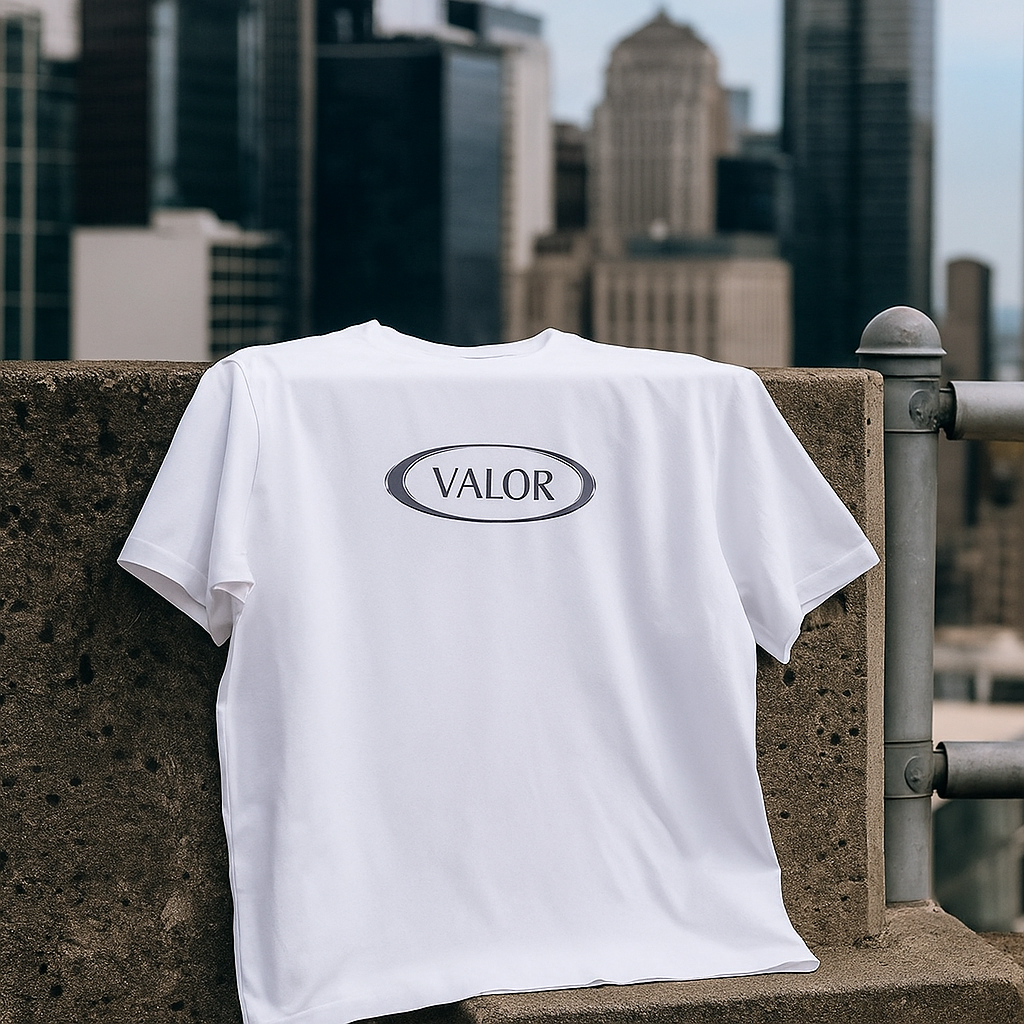 VALOR – Core Emblem avec logo noir à l'intérieur d'un design ovale métallique, fabriqué en coton premium avec un style minimaliste