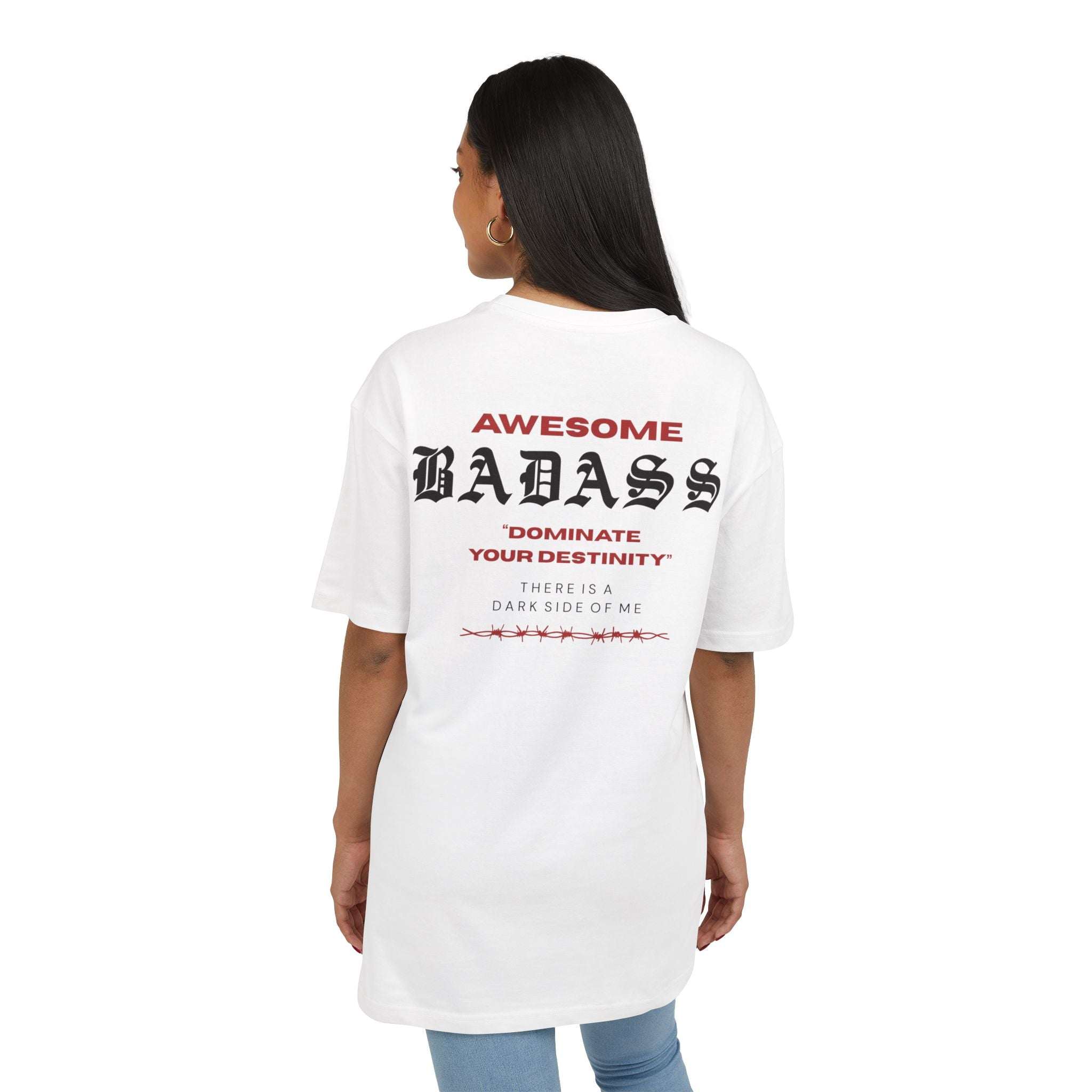 Une femme avec un Tee-shirt oversize VALOR Awesome Badass musculation et fitness homme design minimaliste esprit combat et détermination