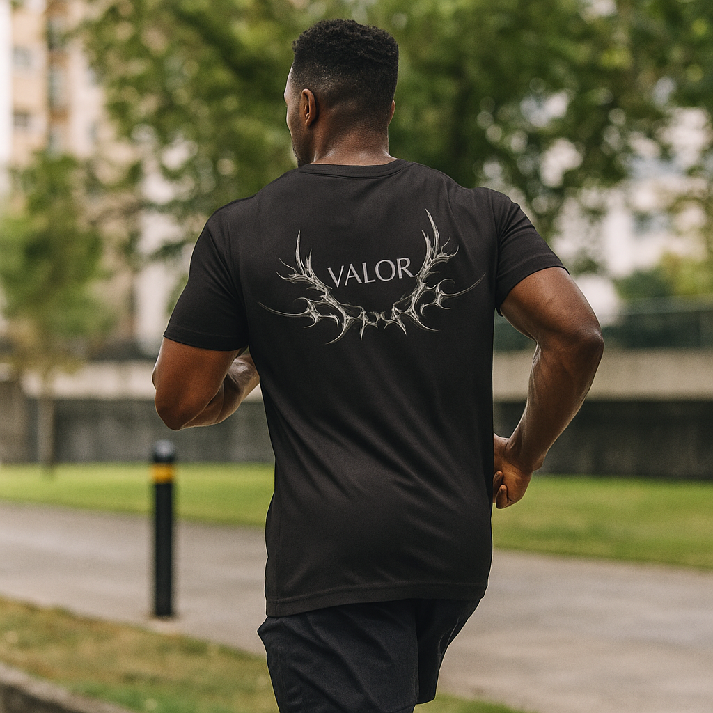 T-shirt VALOR – Dominion noir en coton premium avec design tribal métallique autour du logo VALOR, symbole de leadership et puissance.