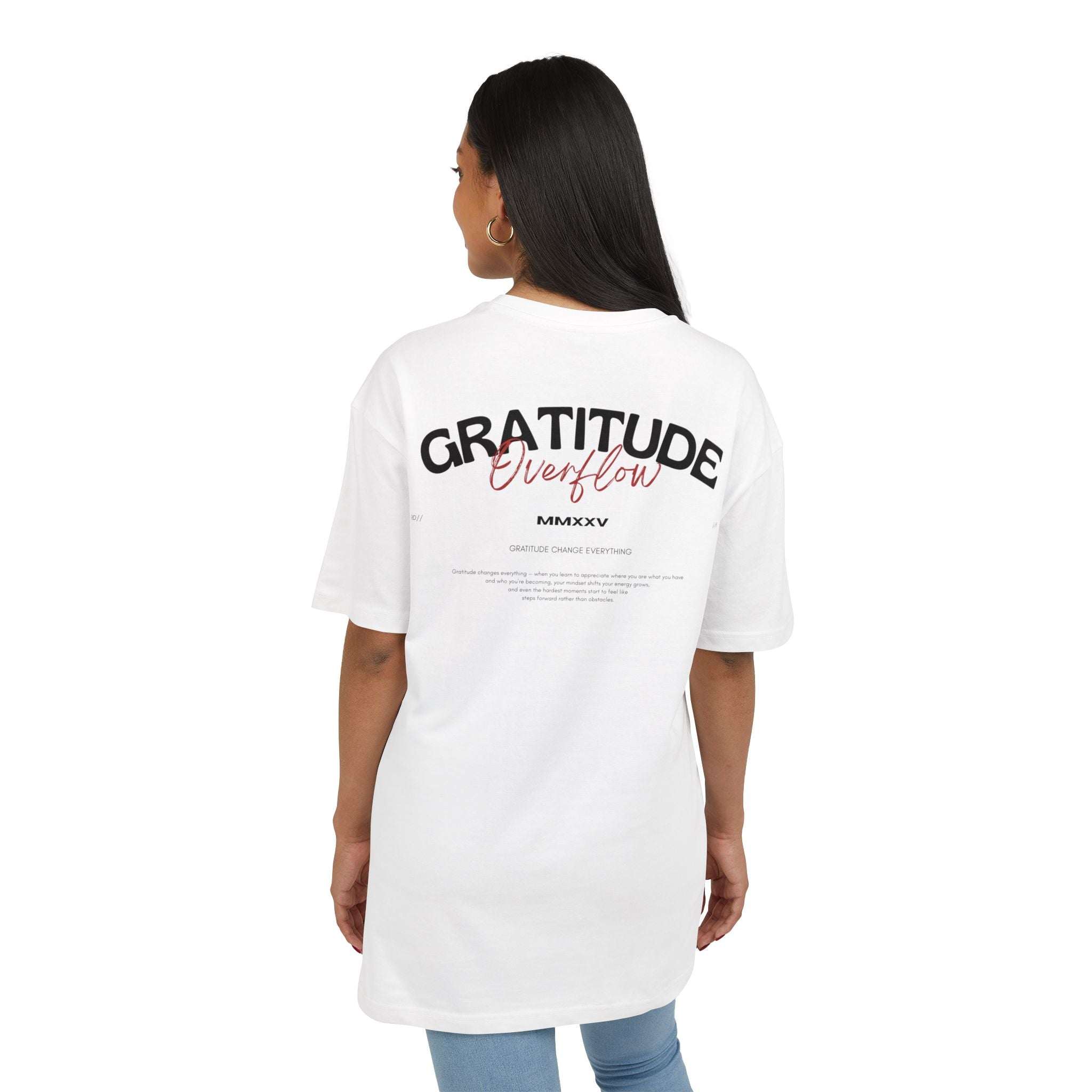 Femme portant un tee shirt oversize musculation VALOR "Gratitude Overflow" avec message arrière inspirant fitness et sports de combat