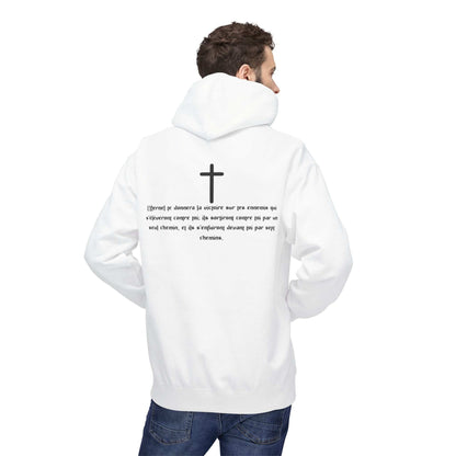 Hoodie blanc VALOR porté dans un look streetwear