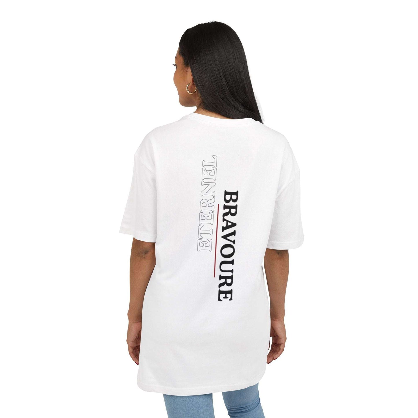 Tee-shirt blanc VALOR – Bravoure Éternelle avec texte vertical blanc et rouge, symbole de courage et persistance.