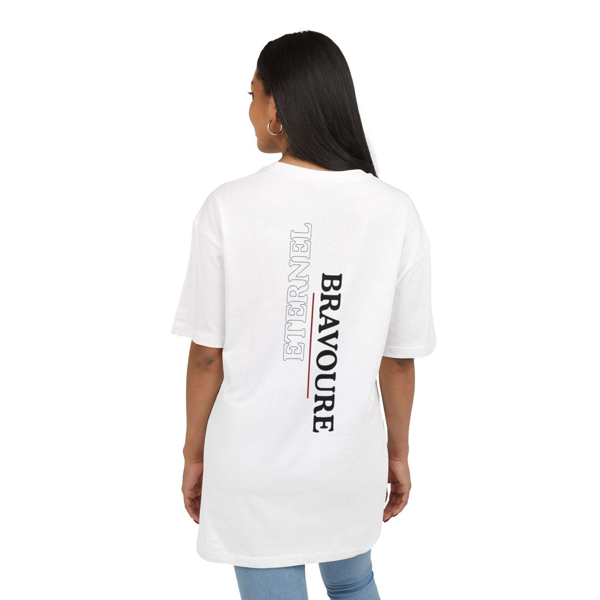 Tee-shirt blanc VALOR – Bravoure Éternelle avec texte vertical blanc et rouge, symbole de courage et persistance.