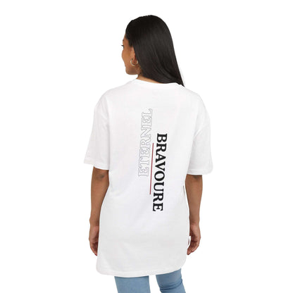 Tee-shirt blanc VALOR – Bravoure Éternelle avec texte vertical blanc et rouge, symbole de courage et persistance.