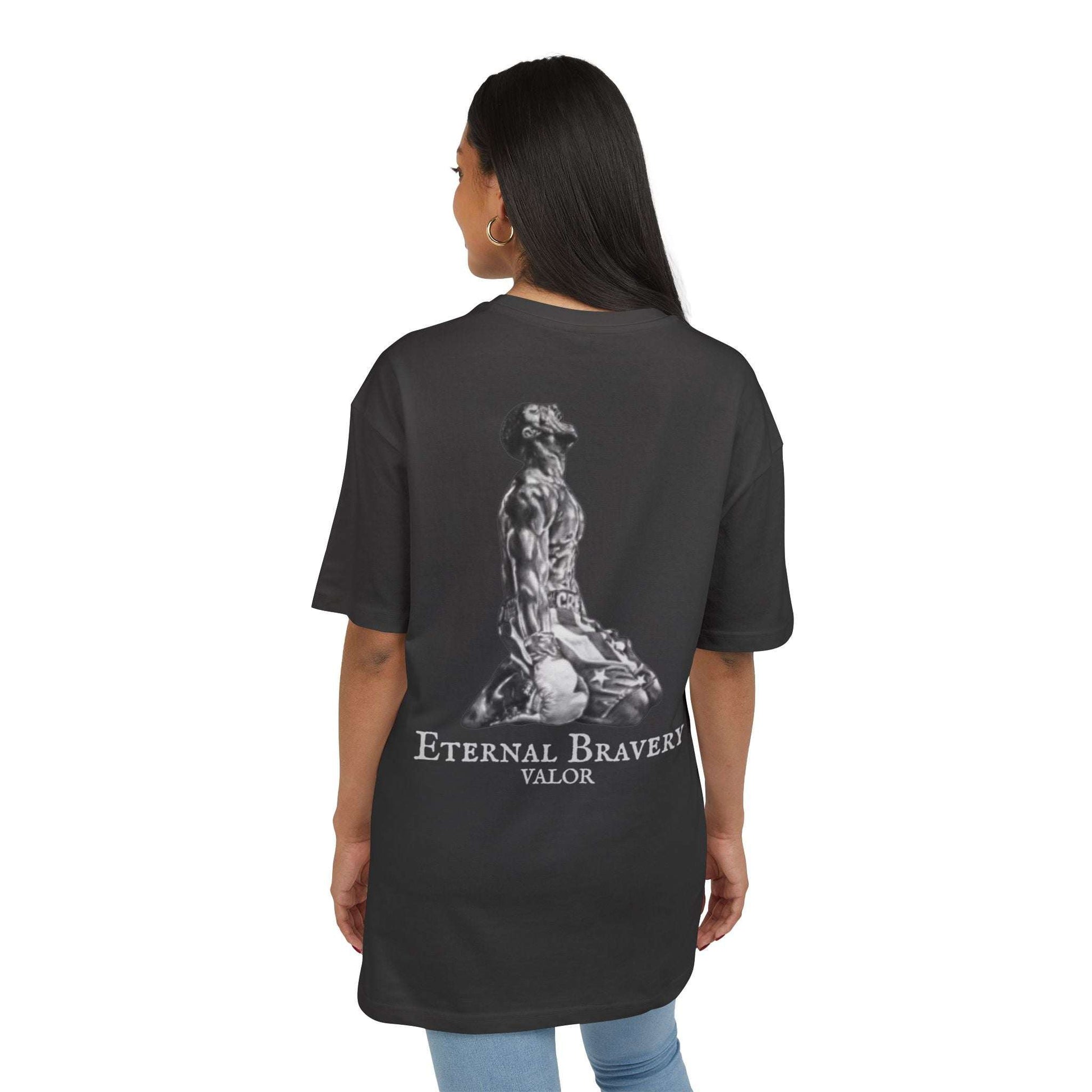 Tee shirt oversize VALOR – Bravoure Éternelle noir porter par un sportif