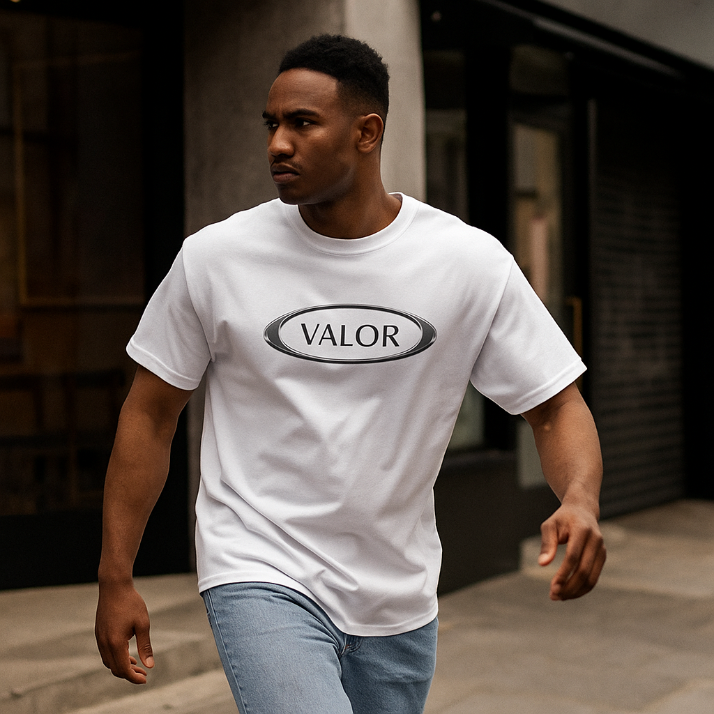 VALOR – Core Emblem avec logo noir à l'intérieur d'un design ovale métallique, fabriqué en coton premium avec un style minimaliste