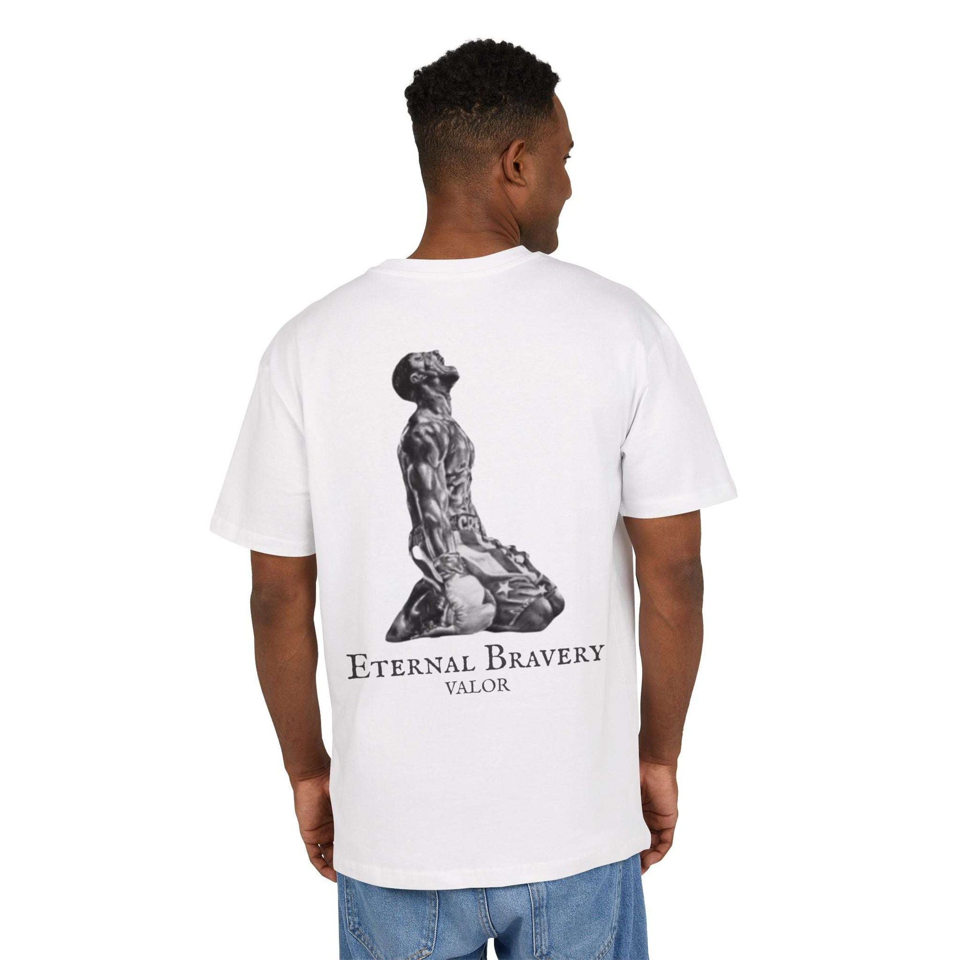 Tee shirt oversize VALOR – Bravoure Éternelle blanc porter par un sportif