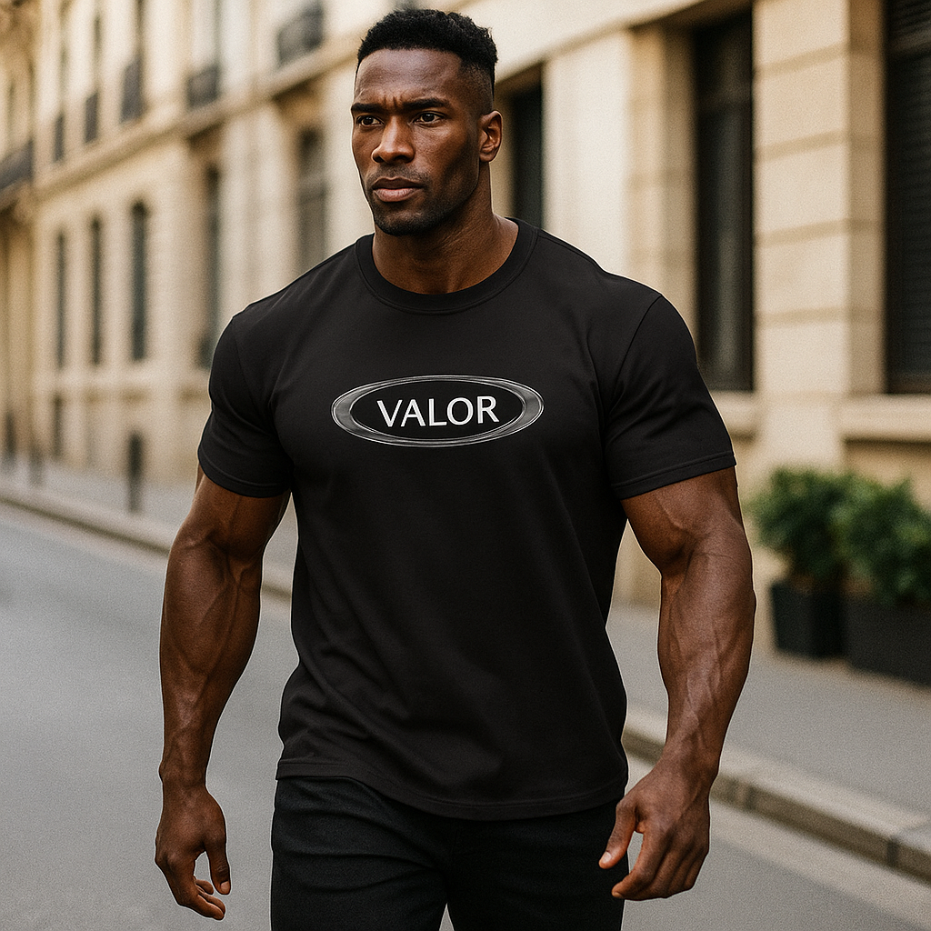 VALOR – Core Emblem avec logo blanc à l'intérieur d'un design ovale métallique, fabriqué en coton premium avec un style minimaliste