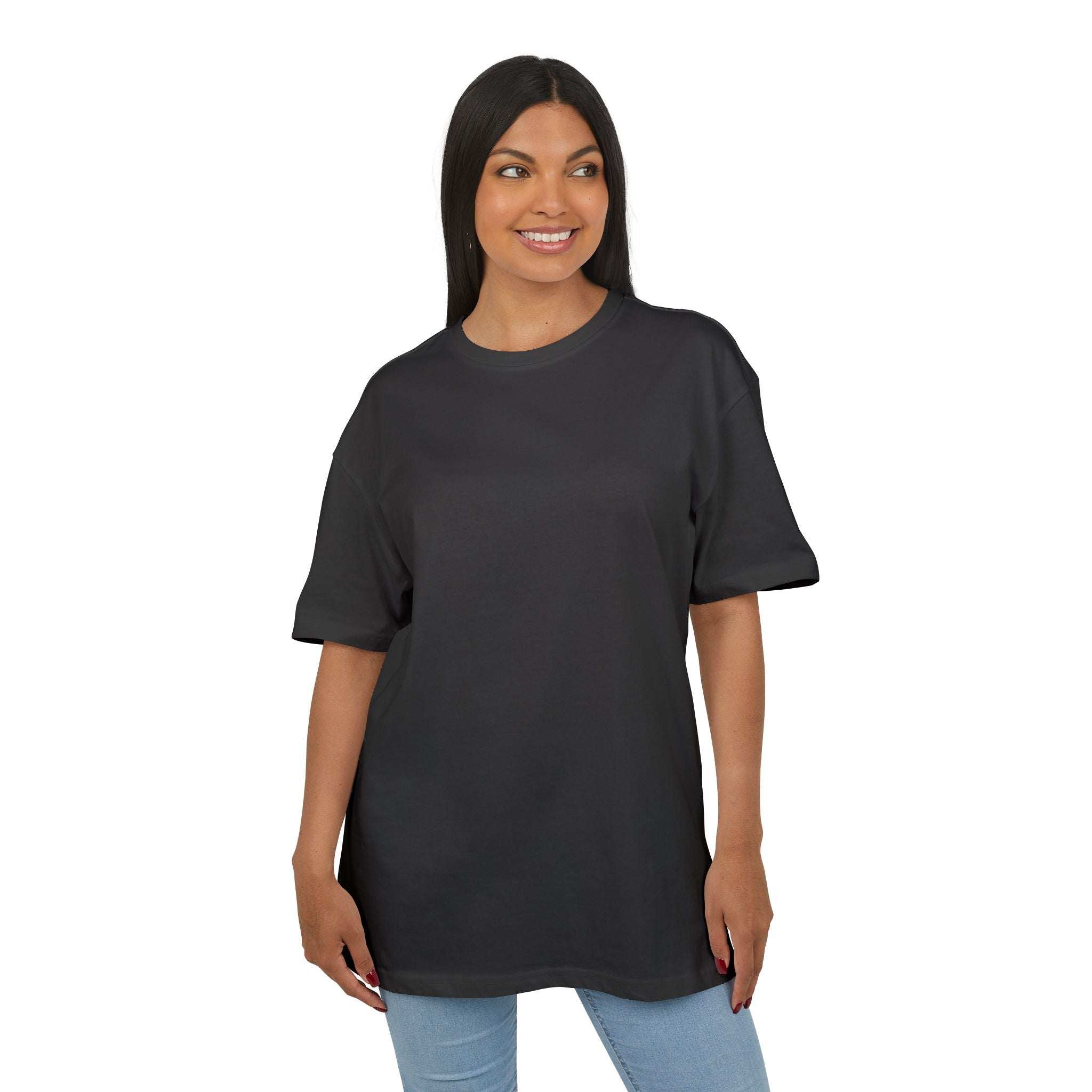 Femme portant un tee shirt oversize musculation VALOR "Gratitude Overflow" avec message arrière inspirant fitness et sports de combat