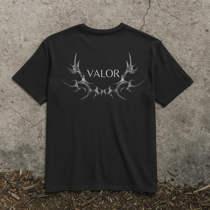 T-shirt VALOR – Dominion noir en coton premium avec design tribal métallique autour du logo VALOR, symbole de leadership et puissance.