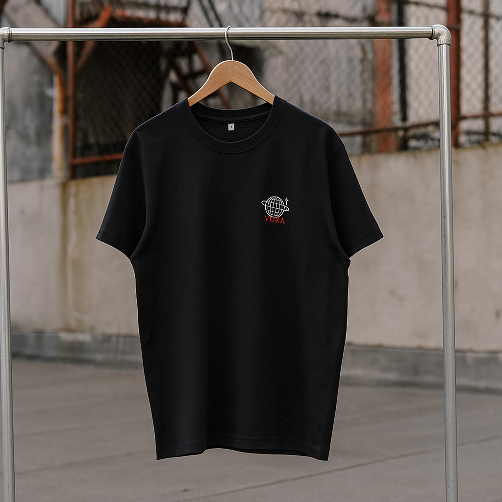 Tee-shirt Le VALOR – Global Unity noir en coton premium avec design minimaliste et globe stylisé sur la poitrine.