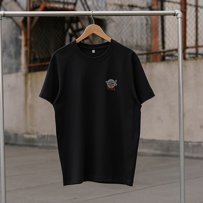 Tee-shirt Le VALOR – Global Unity noir en coton premium avec design minimaliste et globe stylisé sur la poitrine.