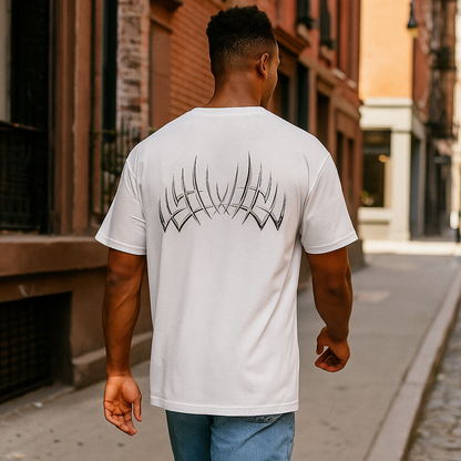 T-shirt blanc VALOR – Thorns en coton avec motif couronne d’épines futuriste au dos, symbole de résilience et force.